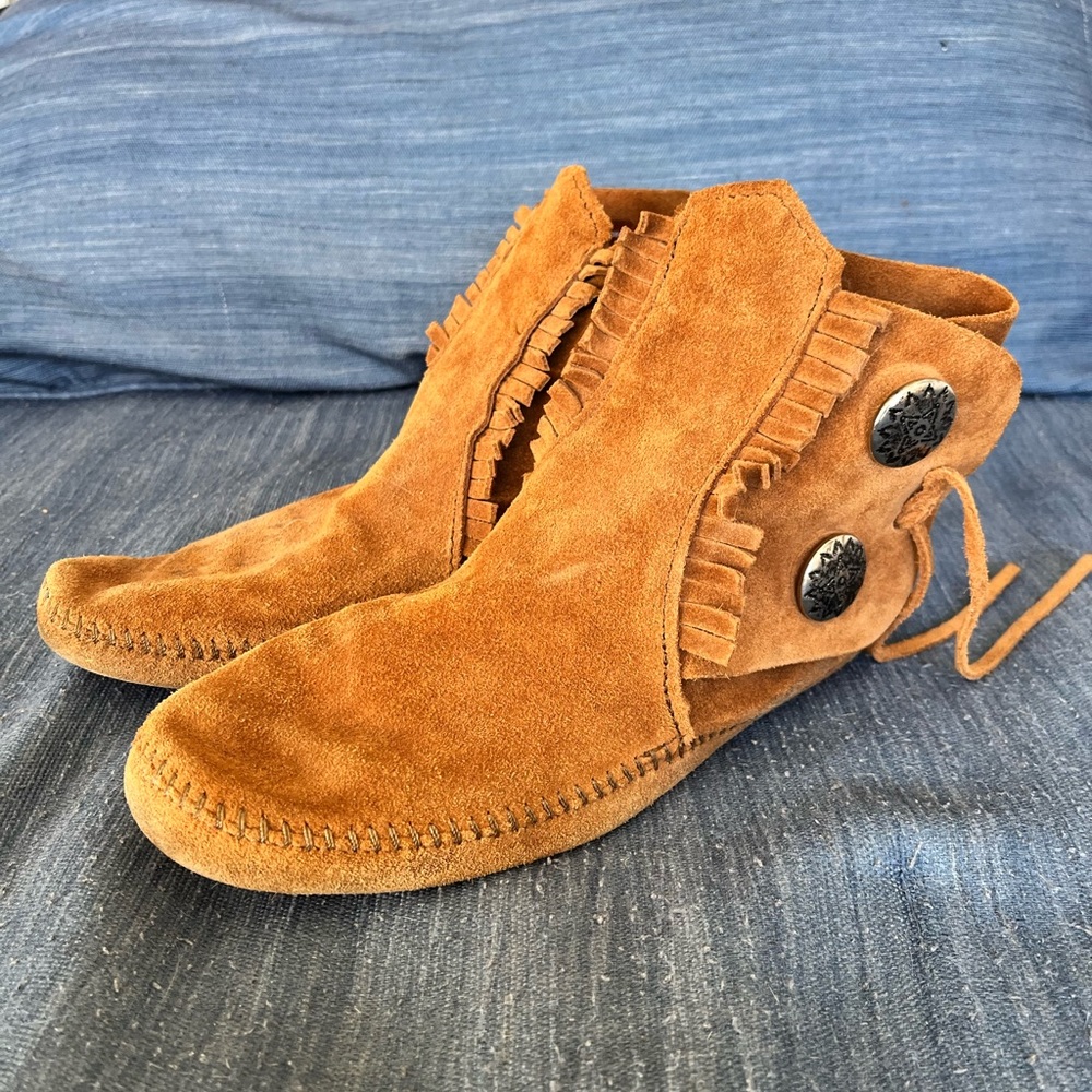 Minnetonka soft sole moccasin. Suede.